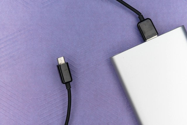 6 Methods on How to Charge Your Phone Without a Charger - Growatt